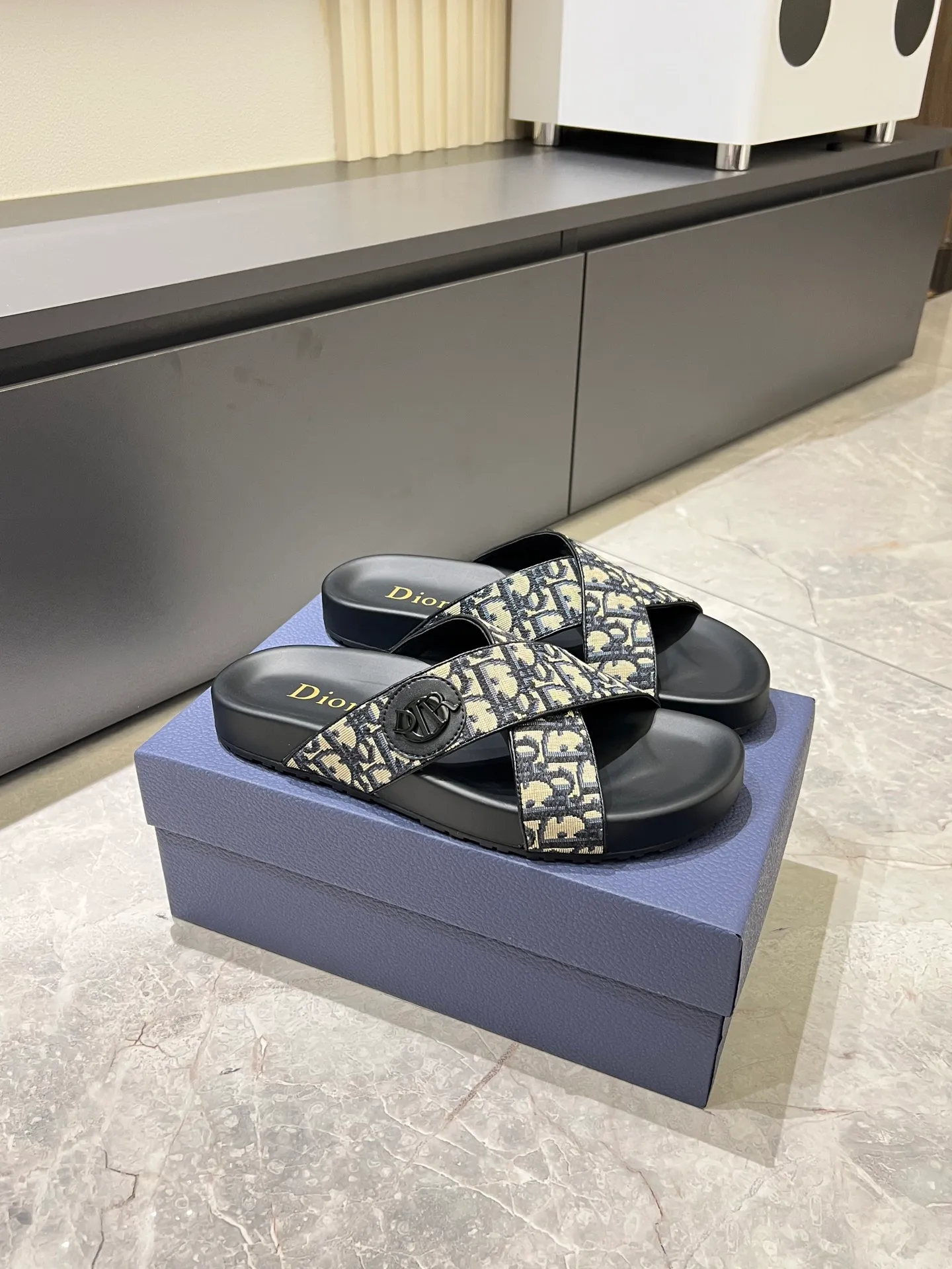 Men's men's shoes 💰p300 Size 38-45 Dior Dior's latest H-Town series Oblique thick sole slippers sandals Original purchase development and production This Dior H-Town sandals pay tribute to the classic logo of sports style and highlight Dior's high-end spirit. Crafted from black rubber with a beige and black Oblique printed upper, it's accentuated with tonal calfskin details. The rubber sole incorporates a variety of elements and is embellished with the Dior logo for a refined, futuristic look. Can be worn with shorts or jeans. Comes with exquisite packaging at the counter 🛍📦 ▪️ Fabric: Original customized imported Oblique embroidery ▪️ Lining: Imported soft sheepskin ▪️ Sole: Original molded ultra-light foam material ▪️ Bottom thickness: 4CM